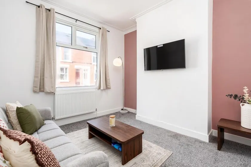 Perfect Booking Stylish 3 Bed Family Home - Image 1
