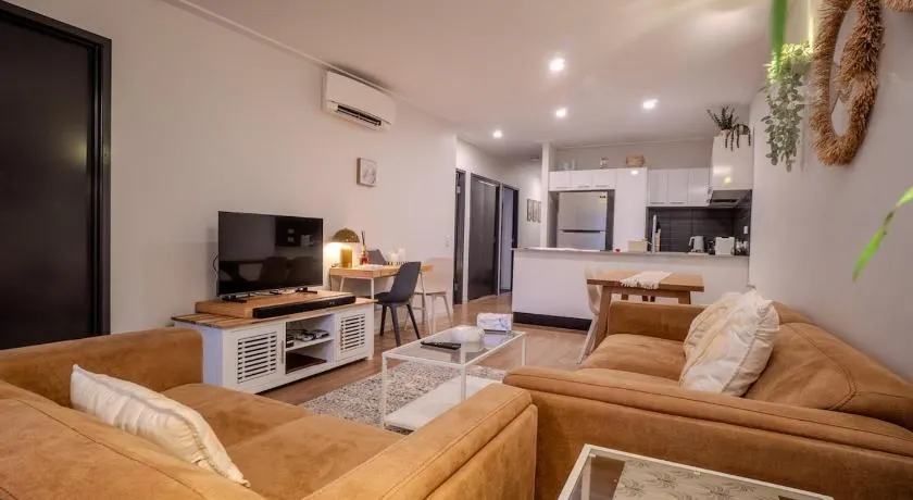Sleeps 8 Near UQ 10 mins CBD Dual Living - Image 1