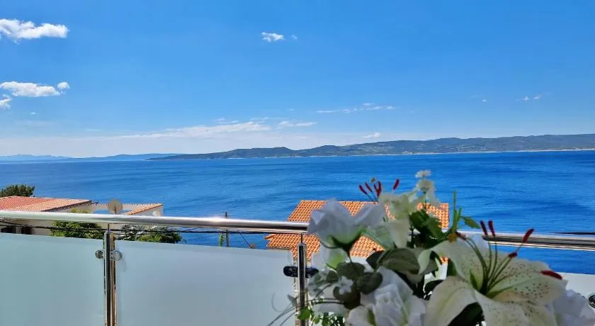 Endless Summer Apartments - Image 1