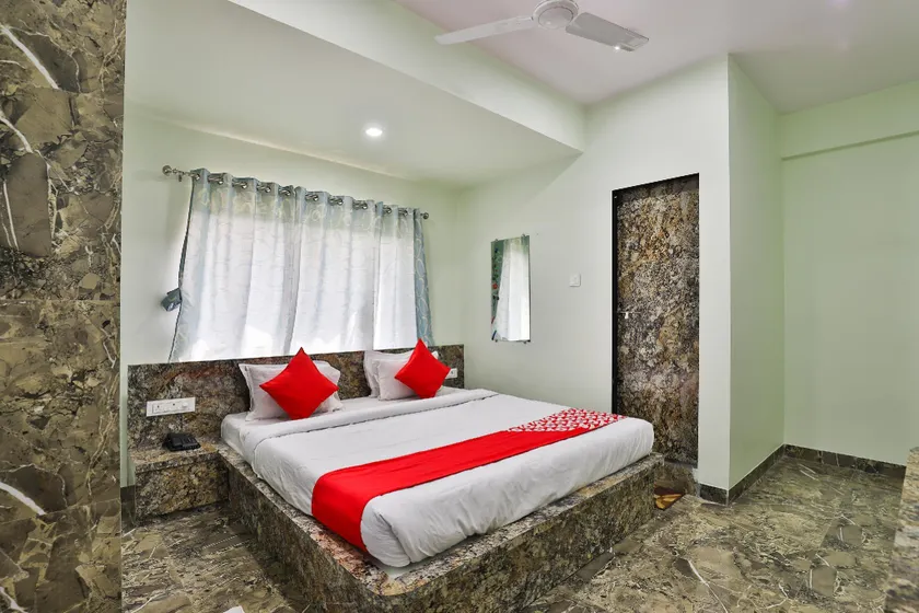 OYO Hotel Silver - Image 1