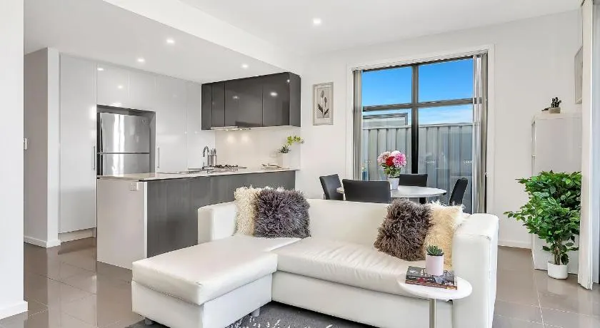 Luxurious Living in St Clair with Spa and Balcony - Image 1