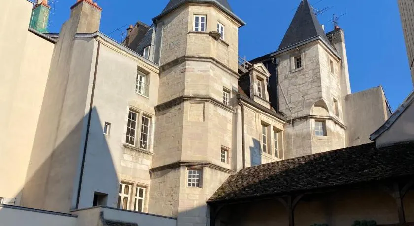 Le Donjon Centre Historique - Image 1