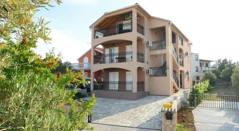 Apartmani Nataša Nino Jezera, Murter - Image 1