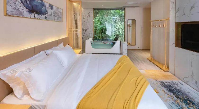 Moon River View Hotel - Image 1