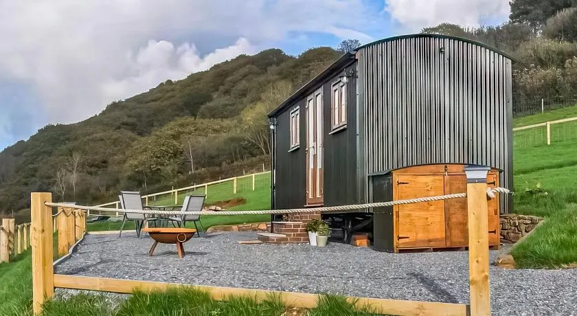 Fullabrook Farm Retreat, The Shepherdess Hut - Image 1