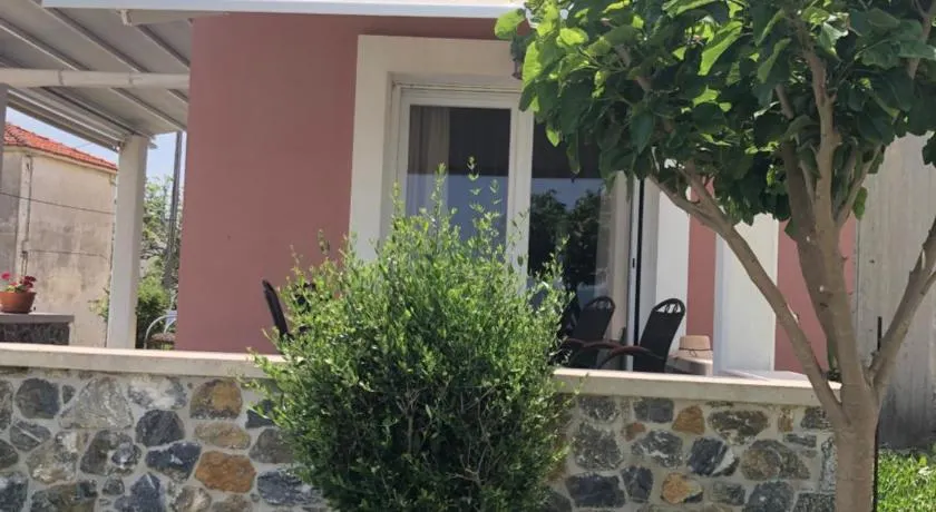 Modern house by the sea - Image 1