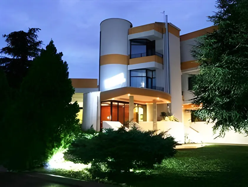 Hotel Select - Image 1