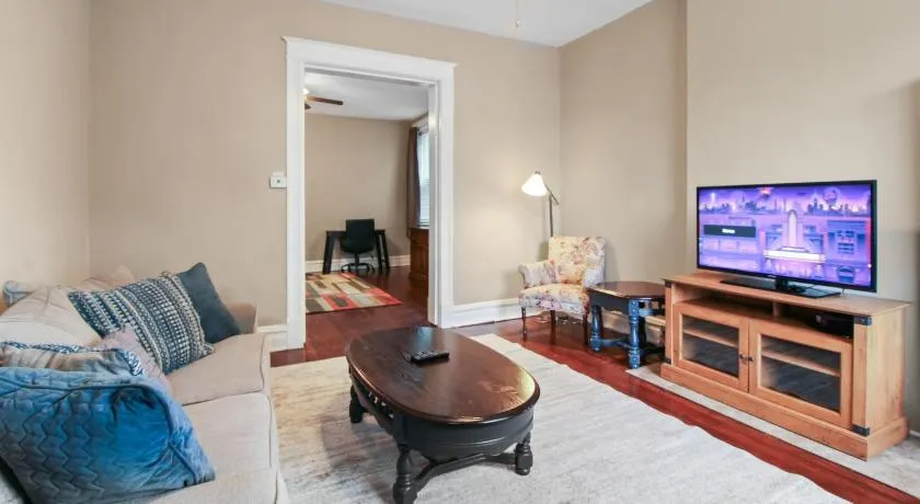 1BR Apartment with WiFi & Laundry near Downtown - Image 1