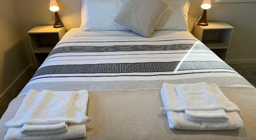 Runway 27 Getaway - Private Room and Ensuite With Shared Kitchen and Dining - Image 1