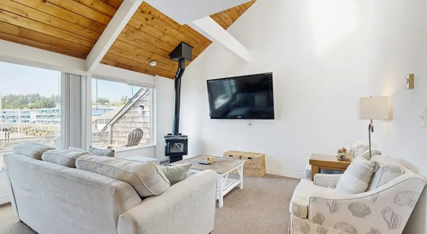 Delightful Harbor Perch Near Town with Shared pool & hot tub & Private Balcony - Image 1