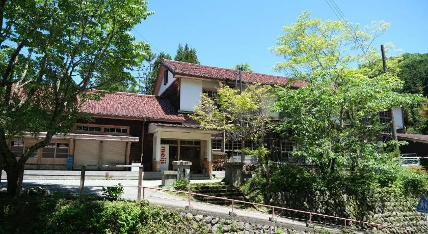 奈良吉野の小学校跡地ゲストハウス-五右衛門風呂体験-漫画図書室-卓球台-一棟貸し-素泊まり-吉野山天川村観光-Small inn attached to a historic school building - Image 1