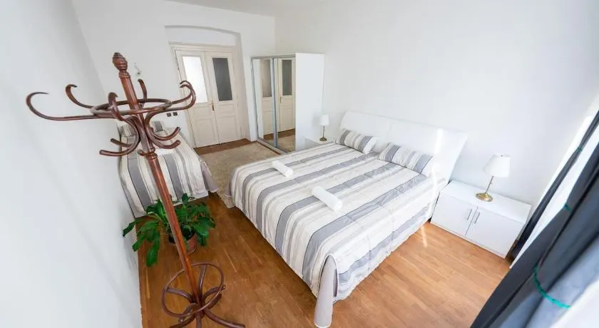 6 Bob's Apartments - 3 bedrooms, King size beds - Image 1