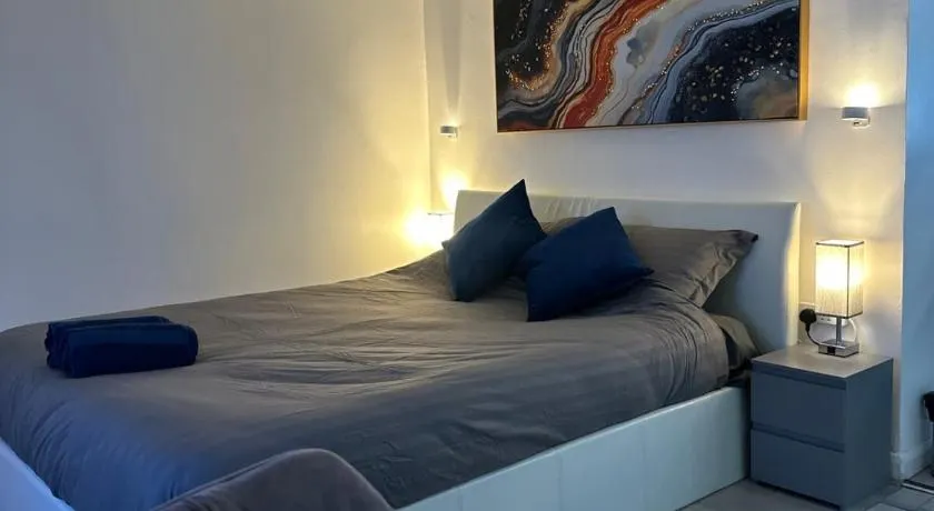 Watford Junction, King Size Bed - Image 1