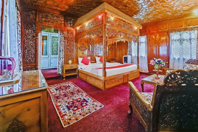 OYO 37933 Golden Privilege Houseboat - Image 1