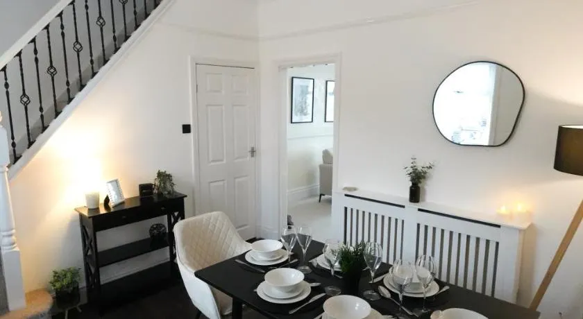 Cosy 3 Bedroom Home with Parking Ideal for Work Stays - Image 1