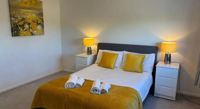 Hereford - Kestrel House - 4 Bedroom House Close to City With Parking - Sleeps 7 - Suitable for Family Gatherings or Contractors With Vehicles - Hosted by RENTMYHOUSE - Image 1