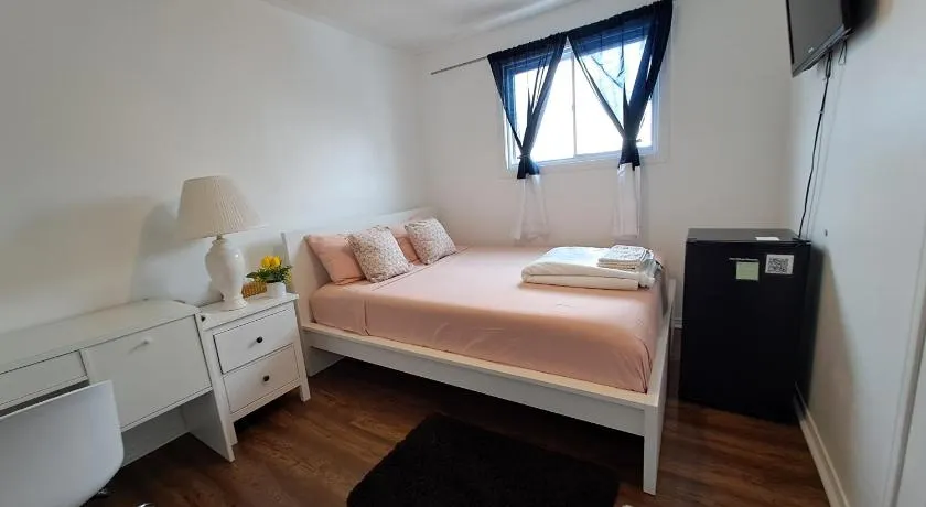 Lala-near Pearson airport-mall-free parking - Image 1