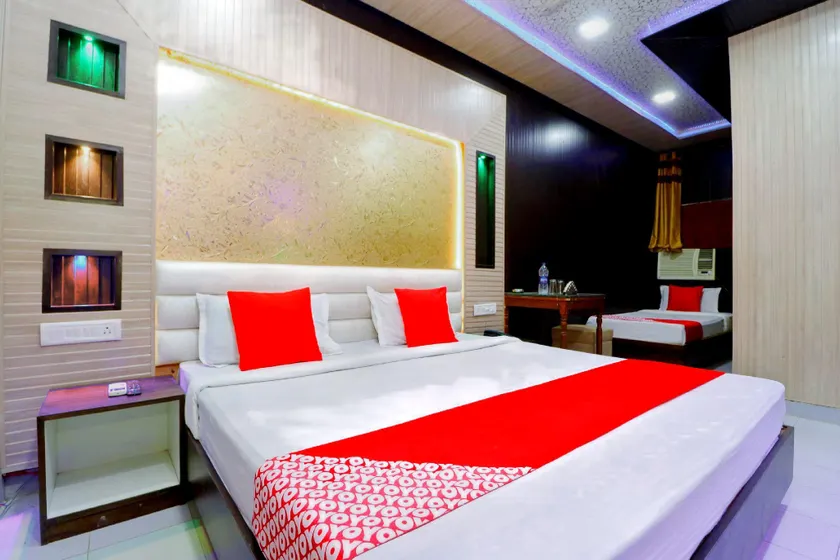 OYO 41743 Hotel Silver - Image 1