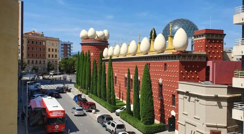 Apartamentos enfrente del Museo Dalí - Serena Stays - Image 1