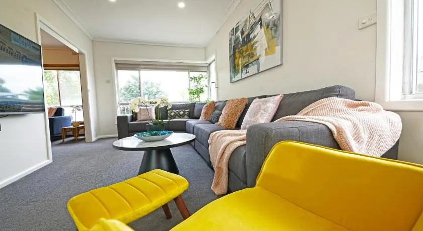 Doncaster Renovated 5BD/4BR Brick Home Parking WiFi - Image 1