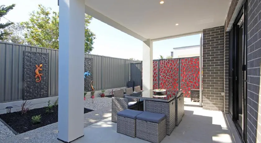 ✿Stylish Townhouse; with King Bed, NBN, Netflix, WIFI - Image 1