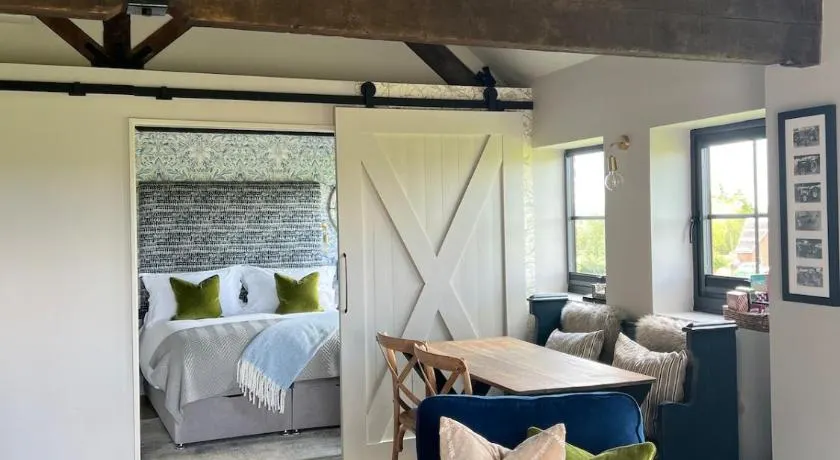 The Old Tractor Shed Luxury Private Hot Tub & View - Image 1