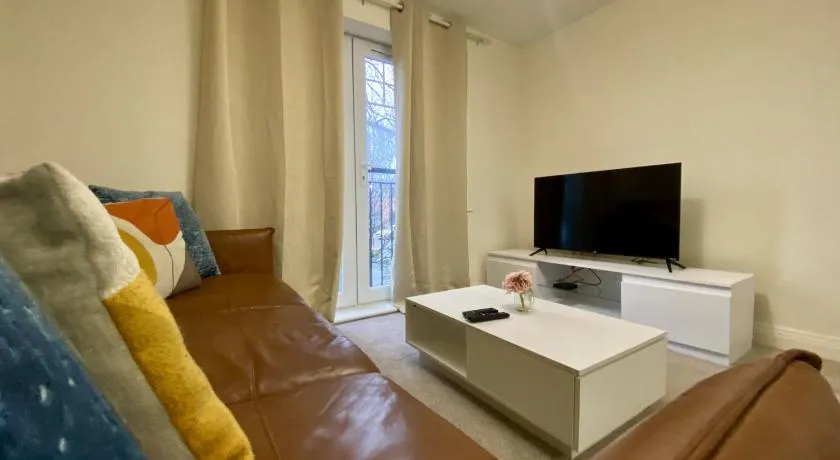 Wokingham Stylish Two Bedroom Apartment - Image 1