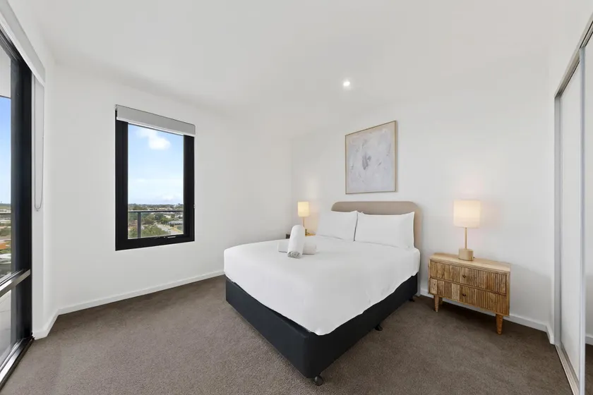 Stylish 2 Bed Apartment with New Furnishings - Image 1