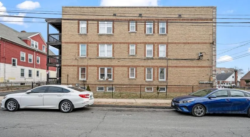 Downtown Hartford 2BR Family Pet Friendly - Image 1