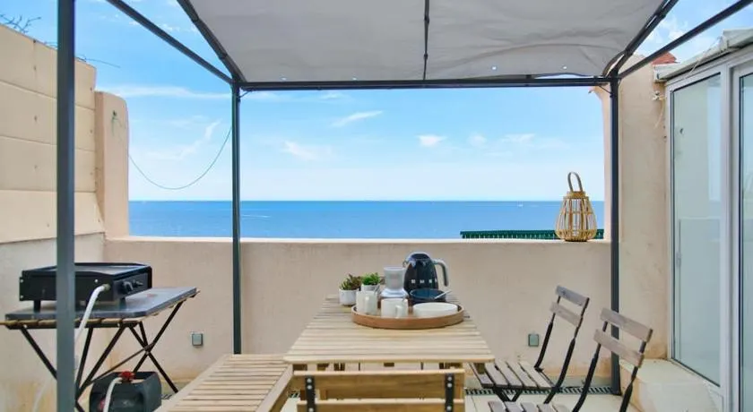 Coquet appartement en bord de mer et corniche - Image 1