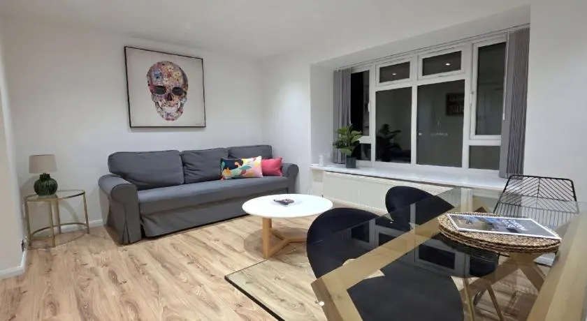 London Apartment with Three Bedrooms and Parking - Image 1
