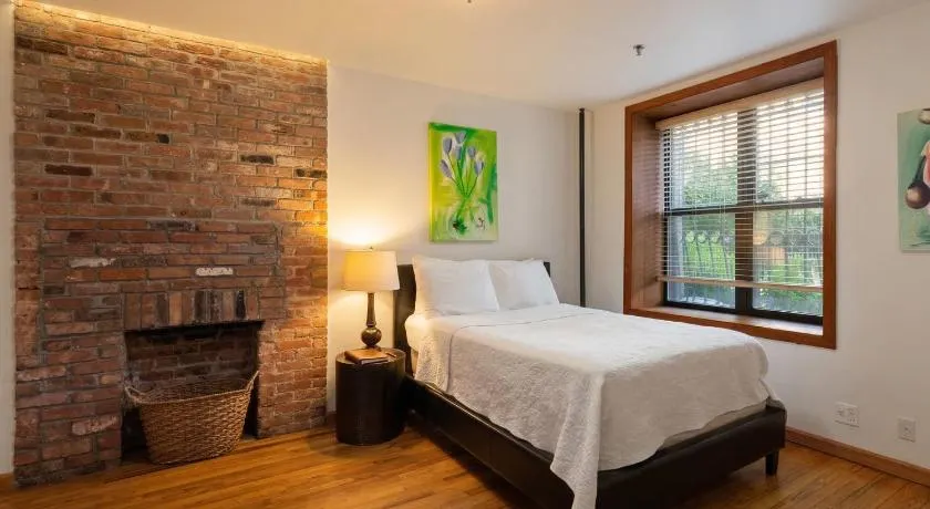 Luxury 2 Bedroom 2 Bath Townhouse in Manhattan - Image 1