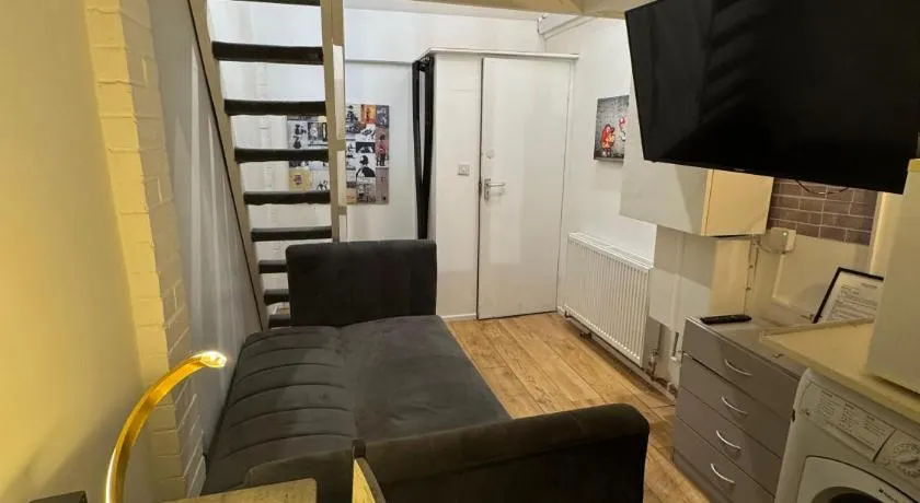 Room 3 minute drive from Luton Airport - Image 1