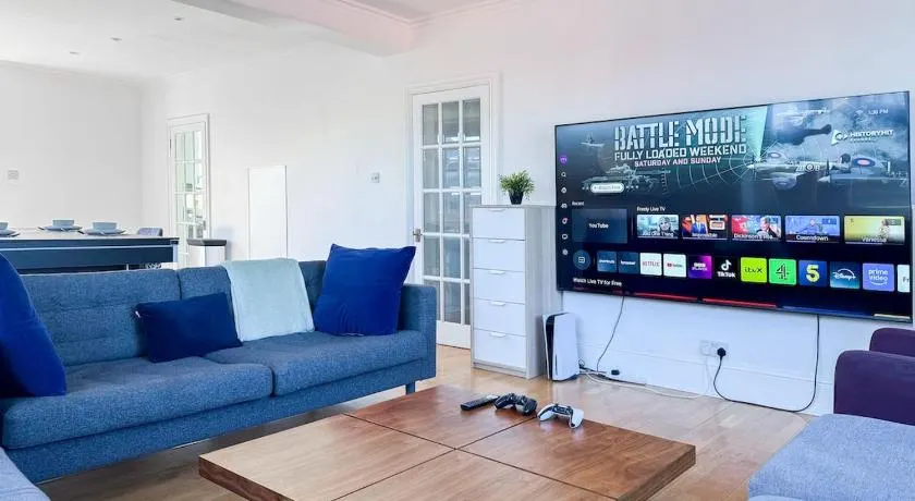 Spacious 2 Bedroom Flat with 85 inch TV, PS5, Pool Table, Terrace - Image 1