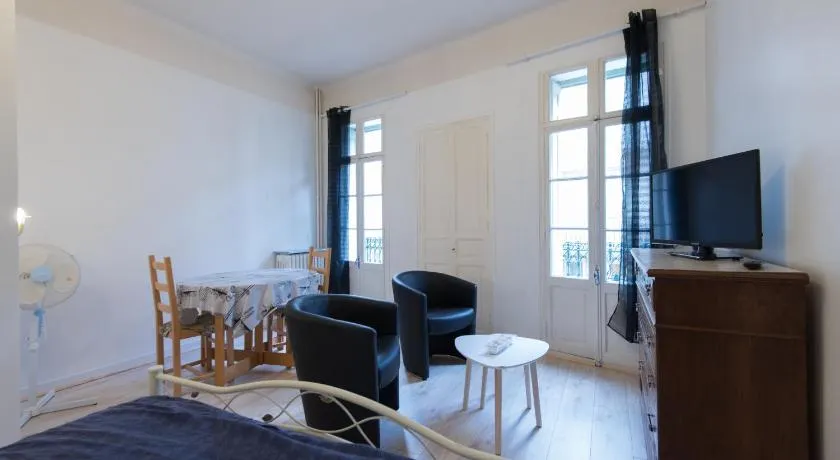 T1 Rue CASTELLANE - Image 1
