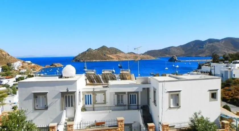 Captain Manos Studio Apartments - Image 1