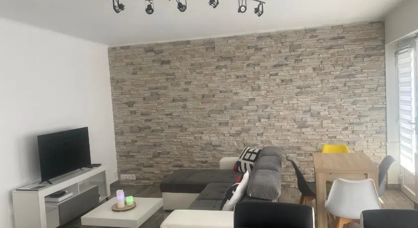 Grand T2 tout équipé centre, spacieux et lumineux, 1 chambre, 1 à 4 pers, possible 5 pers avec lit d'appoint et draps supplément de 20 euros, clim, wifi, balcons, parking gratuit sur place, option parking privé disponible en été 5 euros par jour - Image 1