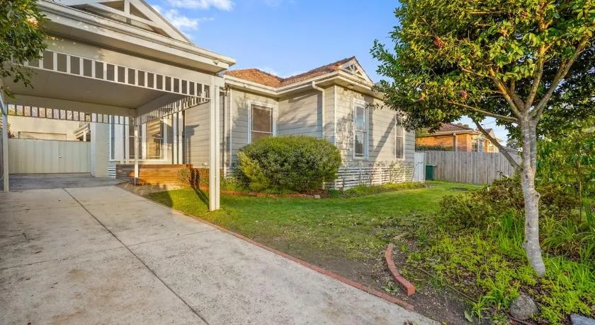 Elegant Luxury - Family Entertainer in Ringwood - Image 1