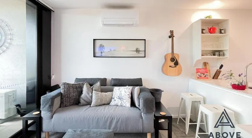 Luxurious Cozy 1-Bed FREE Carpark Gym Pool & Spa - Image 1