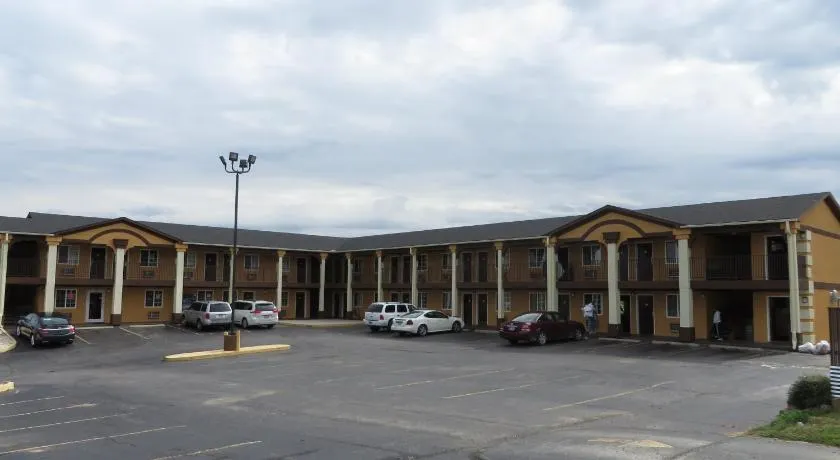 Economy Inn & Suites Joplin - Image 1