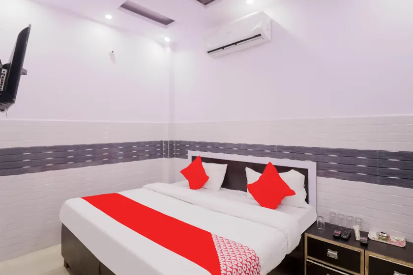OYO 79597 Hotel Sapphire - Image 1