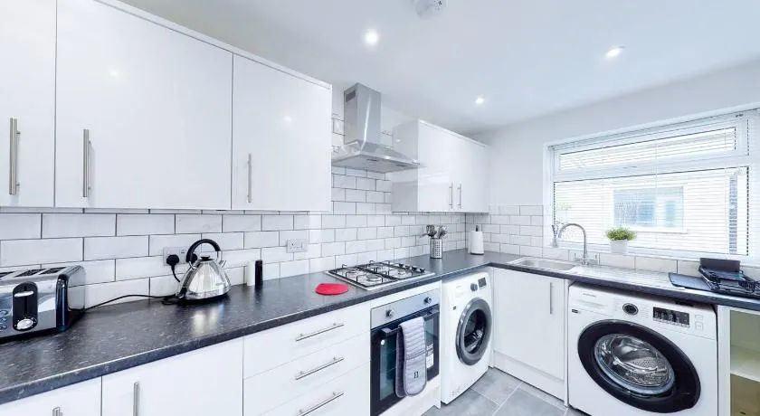 3Bed Contractor House Sleeps 5 Parking WiFi - Image 1
