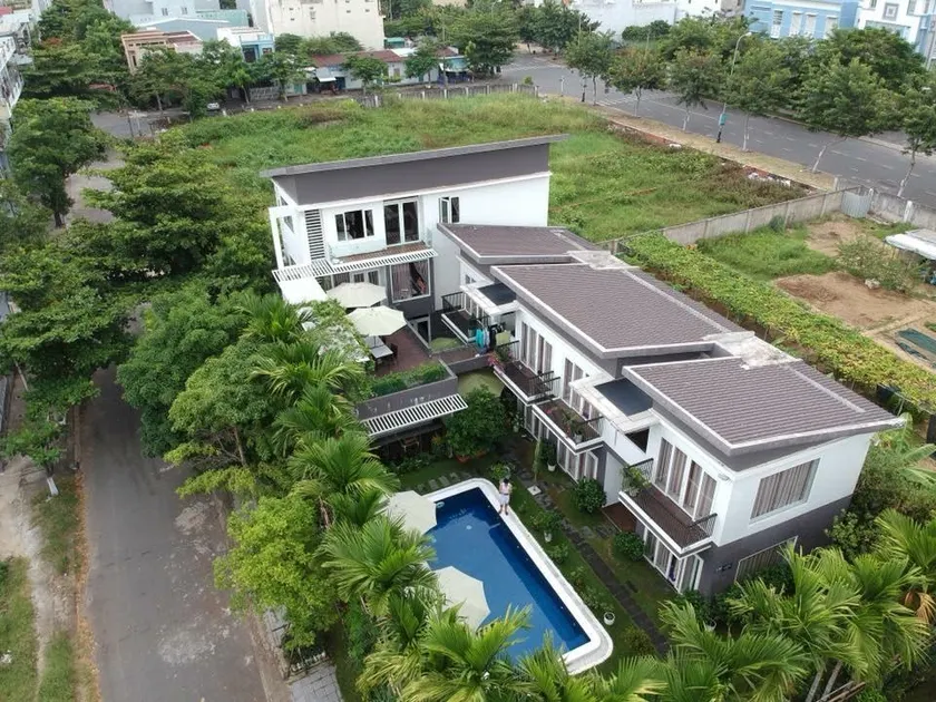 Beautiful Riverside Villa w/ Pool and Free Pickup - Image 1