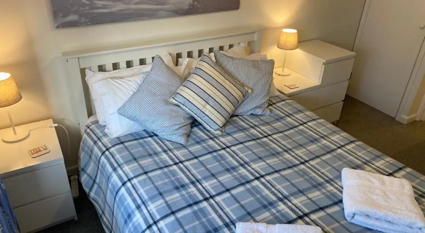 Trafalgar, lovely ground floor flat with outside patio garden, minutes walk to seafront - Image 1