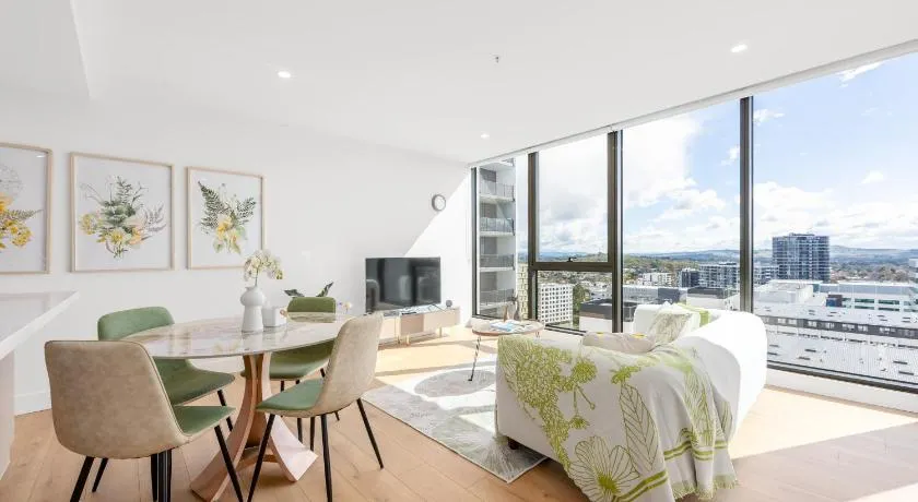 Sunny Woden Apt, Near Hospital, Mall w Parking - Image 1