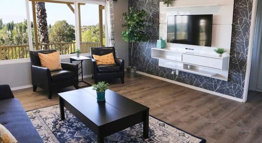 GREAT VIEWS - Over the Oaks - Stylish - Whole Home - Image 1