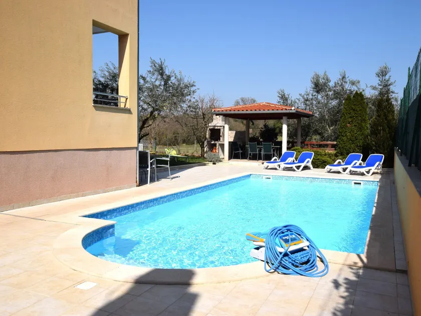 Comfortable apartment ina quiet location, with a shared swimming pool, near Pula - Image 1