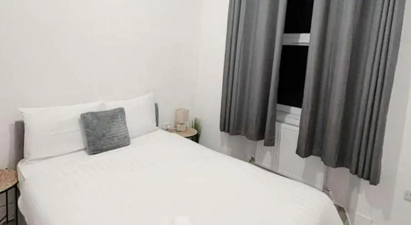 Modern Montgomery Apartment - Image 1