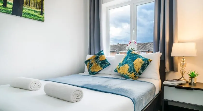 Monmouth House Aylesbury Premier Quality Accommodation For Larger Families Contractors And Professionals Sleeps Up to 6 Guests - Image 1