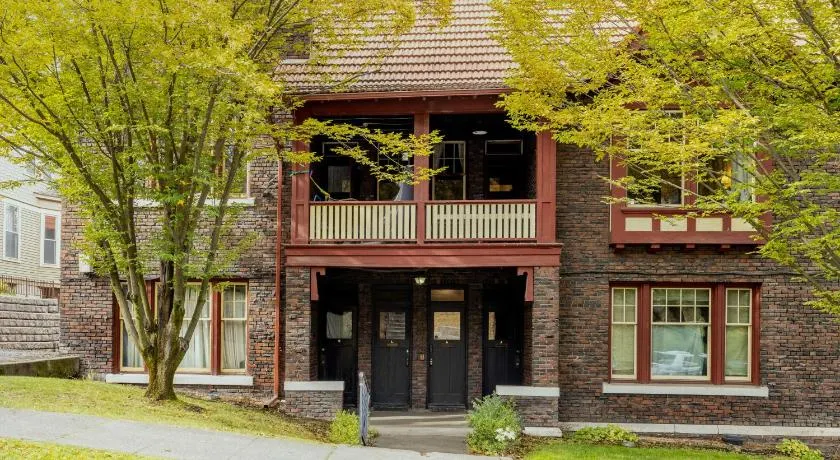 NEW Historic Townhouse by Downtown - Image 1